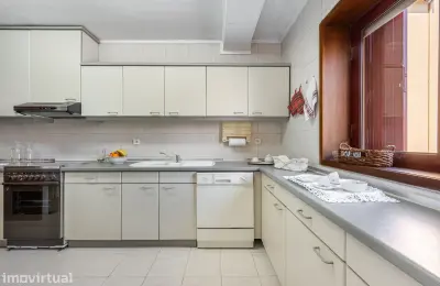 Excelente apartamento T4, em Paranhos, convertido em T3