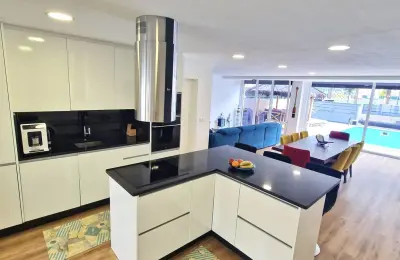Moradia T3 com Piscina|Duas Suites|Zona Lounge| Brejoeira, Azeitão