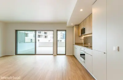 T2 Novo com terraço de 54m2 em condomínio privado c/ piscina em Loures