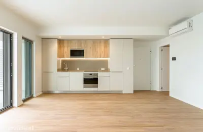 T2 Novo com terraço de 54m2 em condomínio privado c/ piscina em Loures