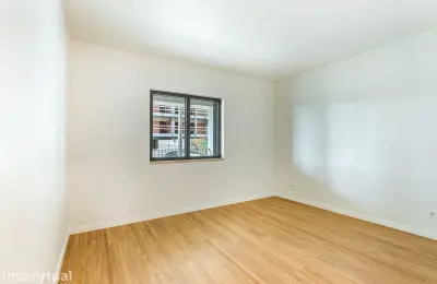 T2 Novo com terraço de 54m2 em condomínio privado c/ piscina em Loures