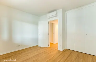 T2 Novo com terraço de 54m2 em condomínio privado c/ piscina em Loures