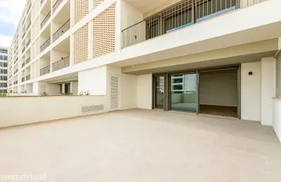T2 Novo com terraço de 54m2 em condomínio privado c/ piscina em Loures
