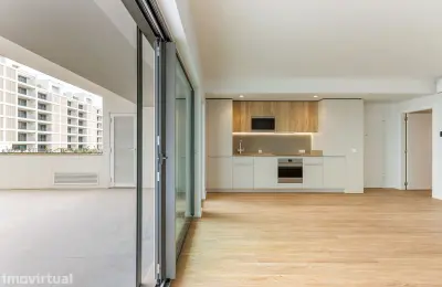 T2 Novo com terraço de 54m2 em condomínio privado c/ piscina em Loures