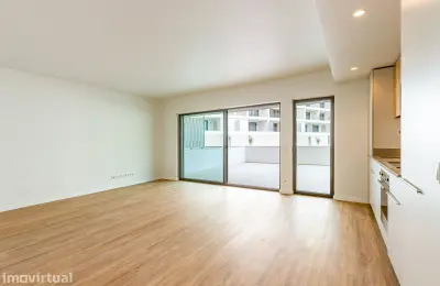 T2 Novo com terraço de 54m2 em condomínio privado c/ piscina em Loures
