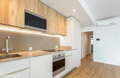 T2 Novo com terraço de 54m2 em condomínio privado c/ piscina em Loures