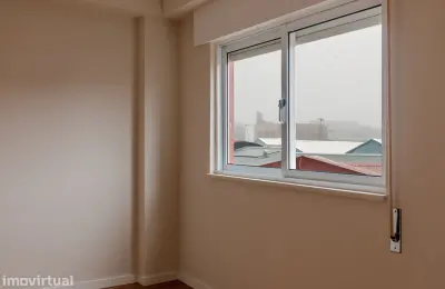 Apartamento T4 à venda na Praceta José Régio, 60