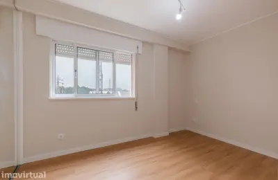 Apartamento T4 à venda na Praceta José Régio, 60