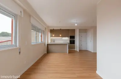 Apartamento T4 à venda na Praceta José Régio, 60