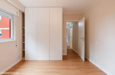 Apartamento T4 à venda na Praceta José Régio, 60