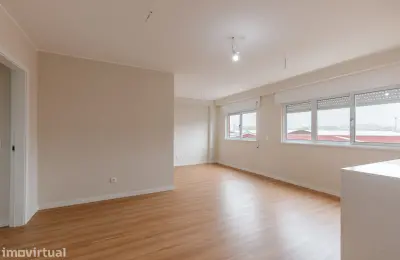 Apartamento T4 à venda na Praceta José Régio, 60