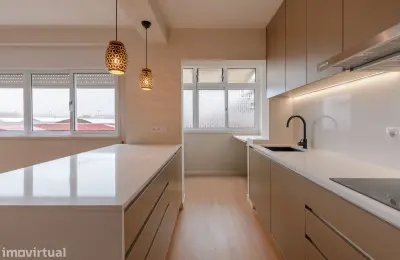 Apartamento T4 à venda na Praceta José Régio, 60