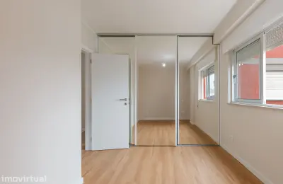 Apartamento T4 à venda na Praceta José Régio, 60