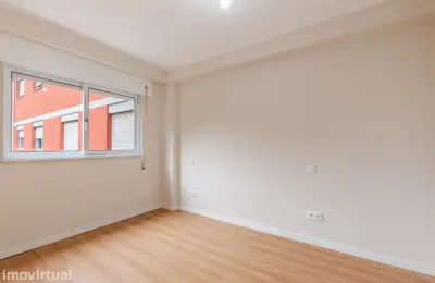 Apartamento T4 à venda na Praceta José Régio, 60
