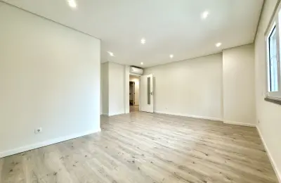 Apartamento T2 com Garagem Box para 3 carros