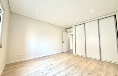 Apartamento T2 com Garagem Box para 3 carros