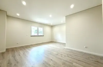 Apartamento T2 com Garagem Box para 3 carros