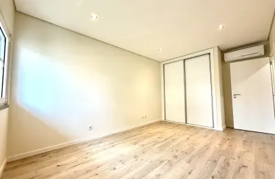 Apartamento T2 com Garagem Box para 3 carros