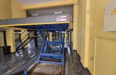 Loja vc Armazém com cerca de 950 m² divididos em 2 andares.