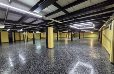 Loja vc Armazém com cerca de 950 m² divididos em 2 andares.