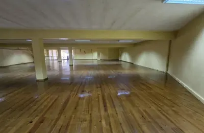 Loja vc Armazém com cerca de 950 m² divididos em 2 andares.