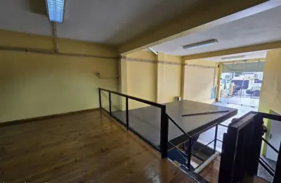 Loja vc Armazém com cerca de 950 m² divididos em 2 andares.