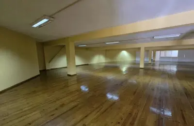 Loja vc Armazém com cerca de 950 m² divididos em 2 andares.