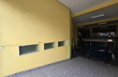Loja vc Armazém com cerca de 950 m² divididos em 2 andares.