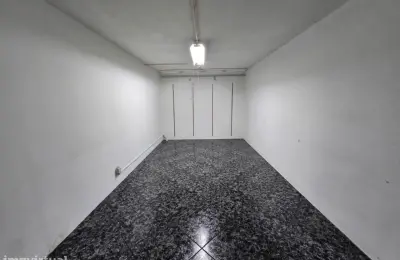 Loja vc Armazém com cerca de 950 m² divididos em 2 andares.