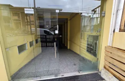 Loja vc Armazém com cerca de 950 m² divididos em 2 andares.