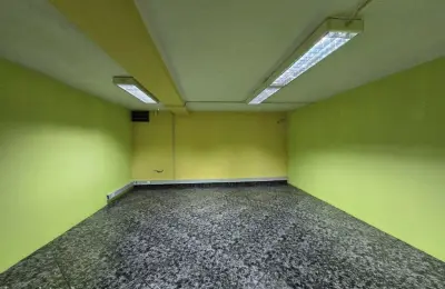 Loja vc Armazém com cerca de 950 m² divididos em 2 andares.