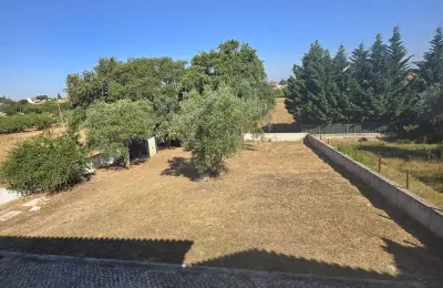 Arrenda-se — Moradia T4 remodelada perto Lisboa (Qta Anjo) -€1.990/mês